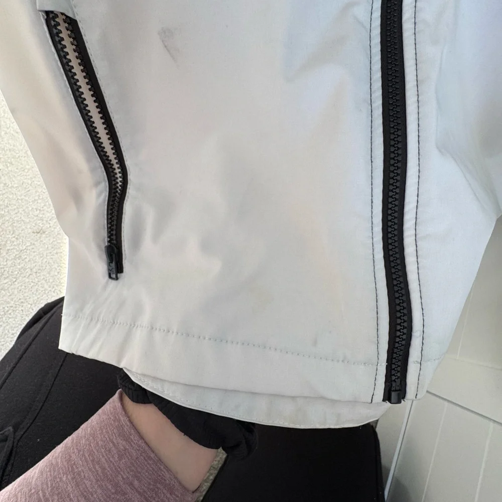 Hollister Men's Black and Cream Windbreaker - Picture 4 of 4